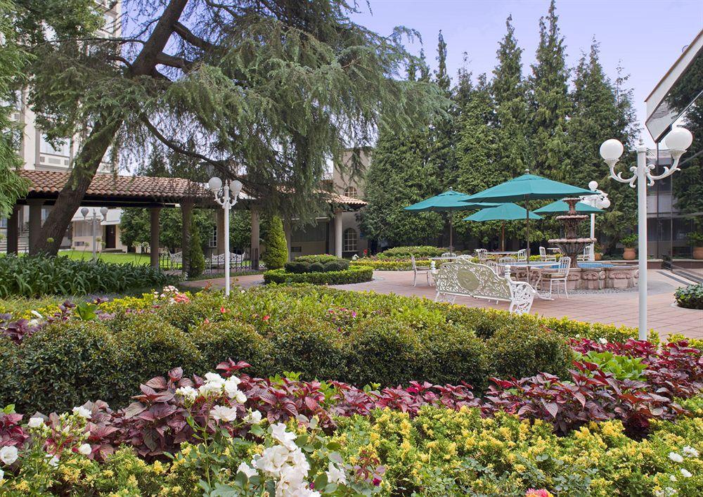 Hotel Krystal Satelite Maria Barbara à Tlalnepantla  Facilités photo The courtyard at the San Diego Marriott