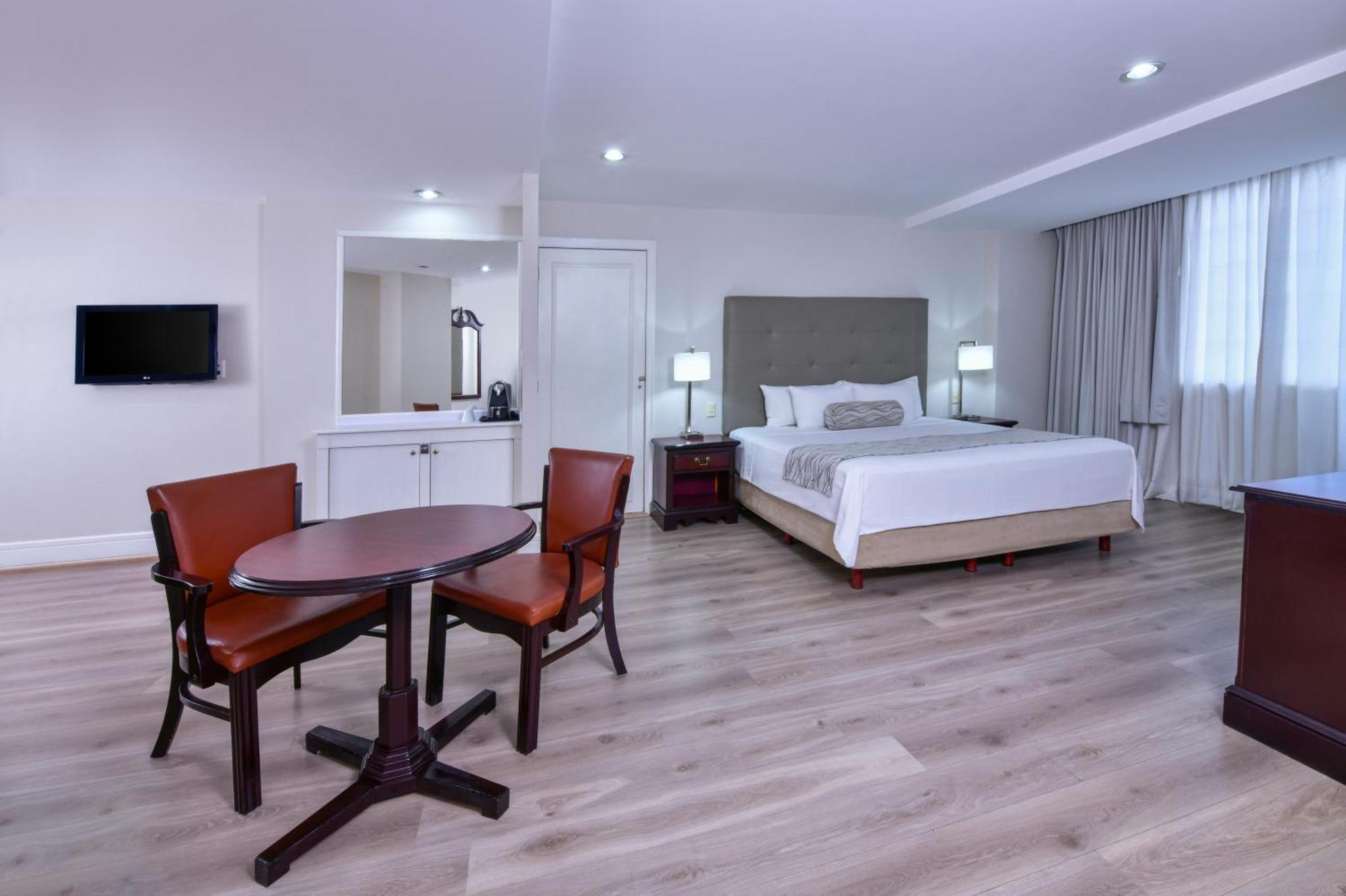 Hotel Krystal Satelite Maria Barbara à Tlalnepantla  Extérieur photo Suite