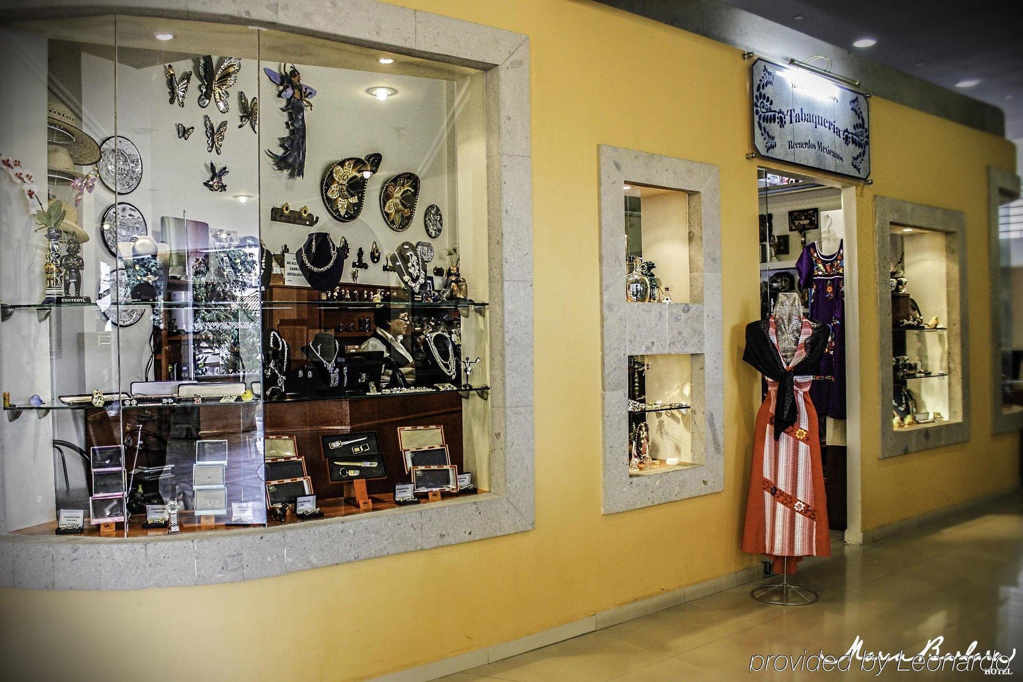 Hotel Krystal Satelite Maria Barbara à Tlalnepantla  Extérieur photo Souvenir shop at the airport