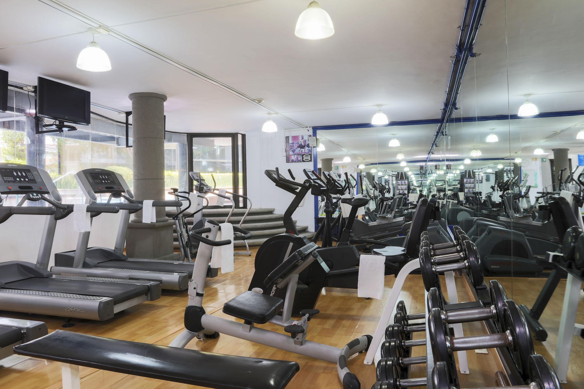 Hotel Krystal Satelite Maria Barbara à Tlalnepantla  Extérieur photo The gym at the London Bridge Campus
